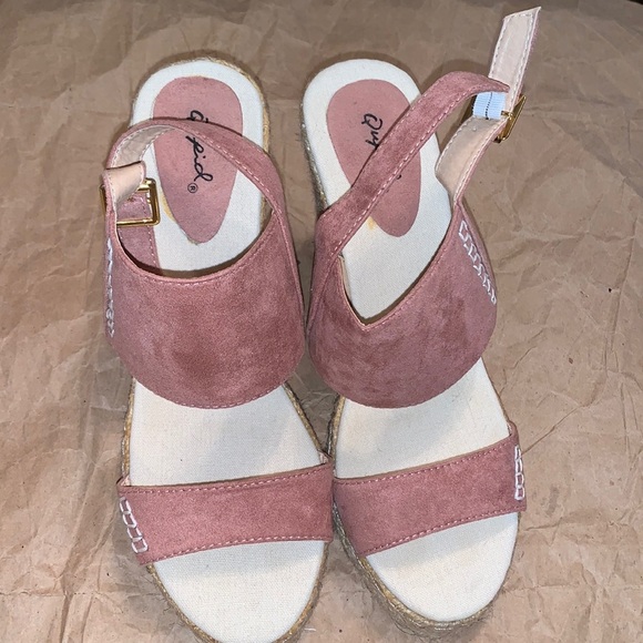 Qupid Wedge - Picture 1 of 3